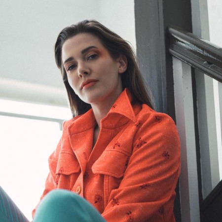 Kathryn Kohut holds an approximate net worth of $600 thousand. 